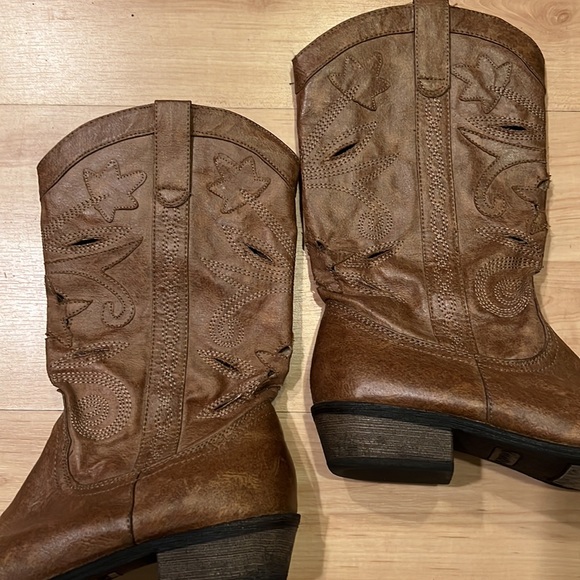 Coconuts Dusty tan color - cut out - distressed cowboy boots. Size 6 - Picture 3 of 5